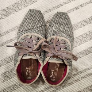 Lace up Tom's size 6.5